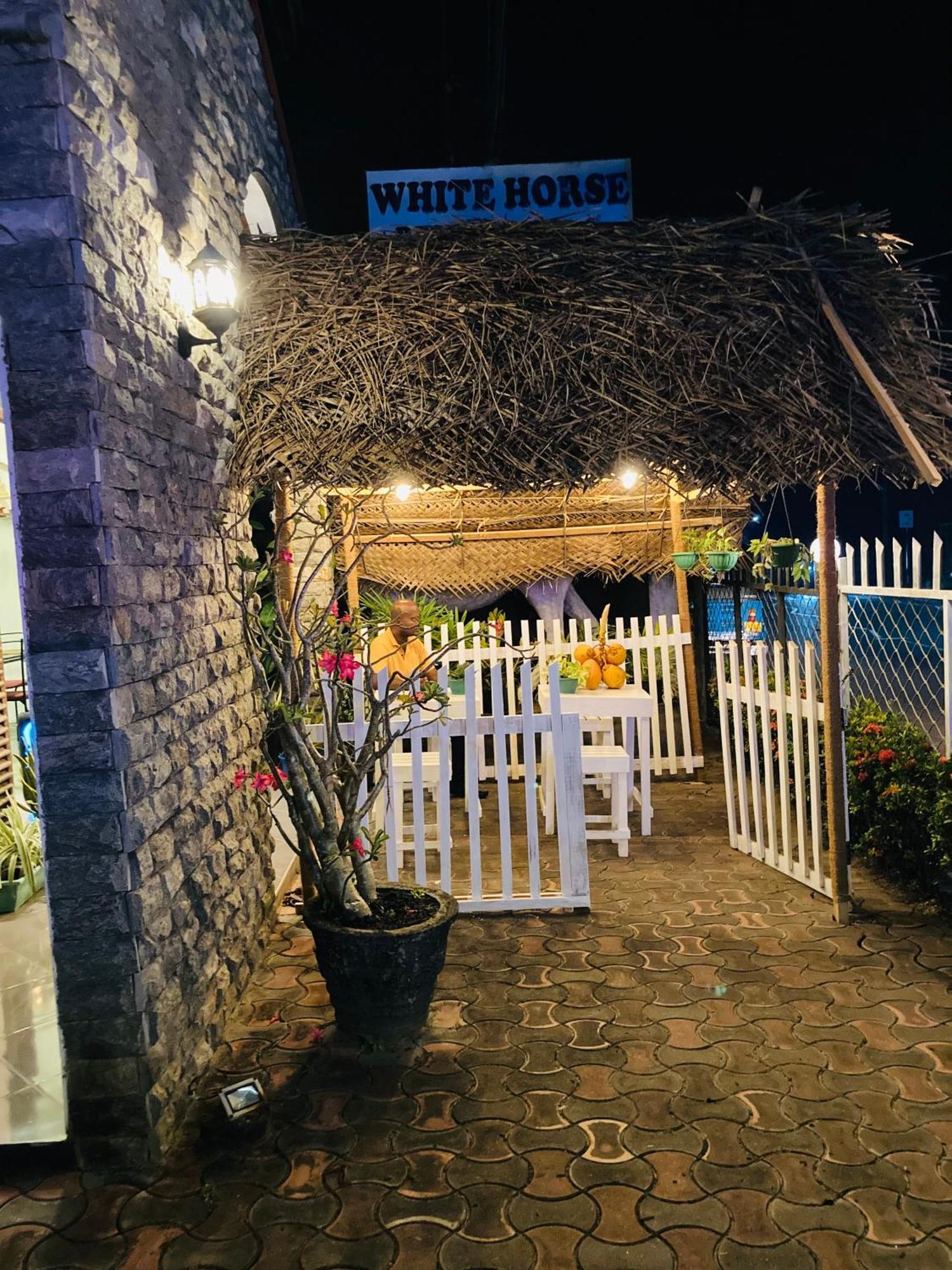 فندق White Horse ميريسا المظهر الخارجي الصورة